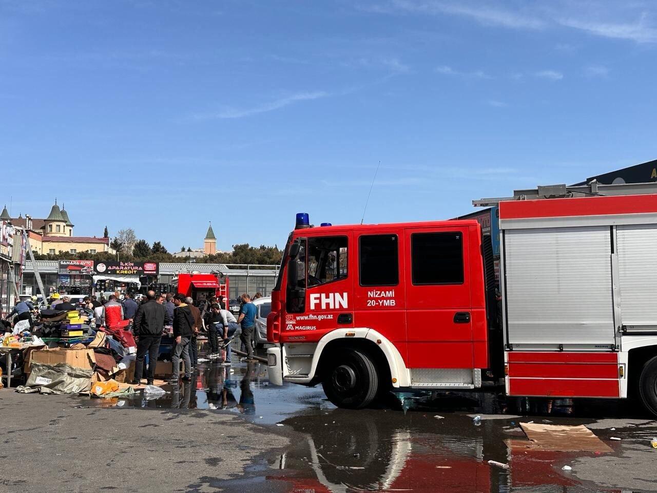 При пожаре на проспекте Бабека сгорели четыре магазина