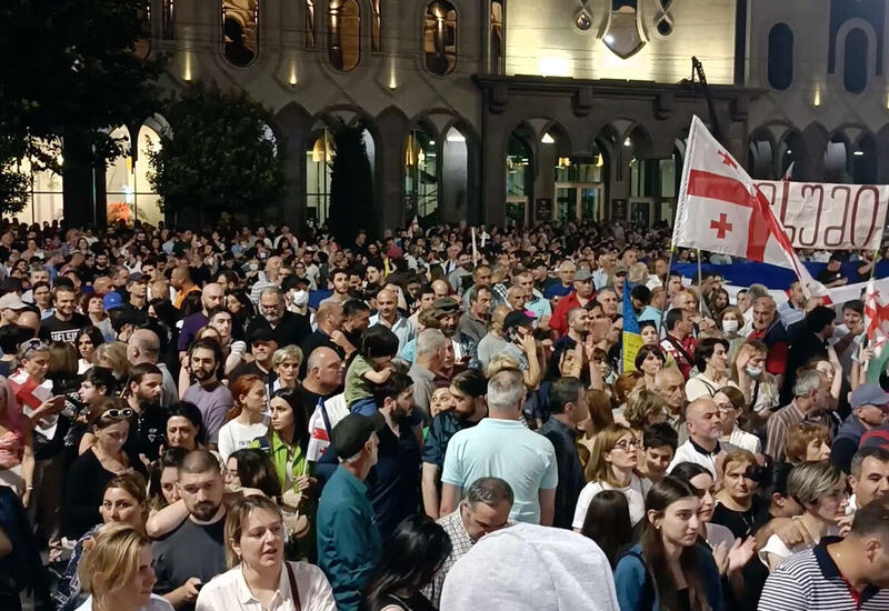 Протестующие в Тбилиси пытаются прорвать кордон полиции