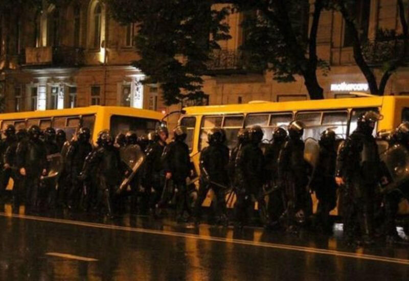У здания парламента Грузии произошла потасовка между протестующими и полицией
