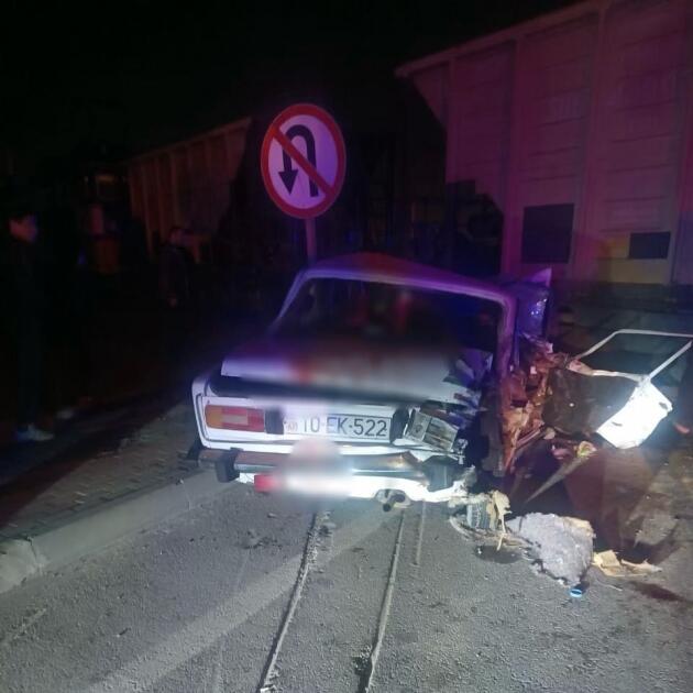 Azərbaycanda qatar minik maşınını vurdu