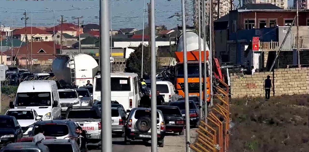 Məscidin qarşısında yük maşını aşdı, xəsarət alanlar var