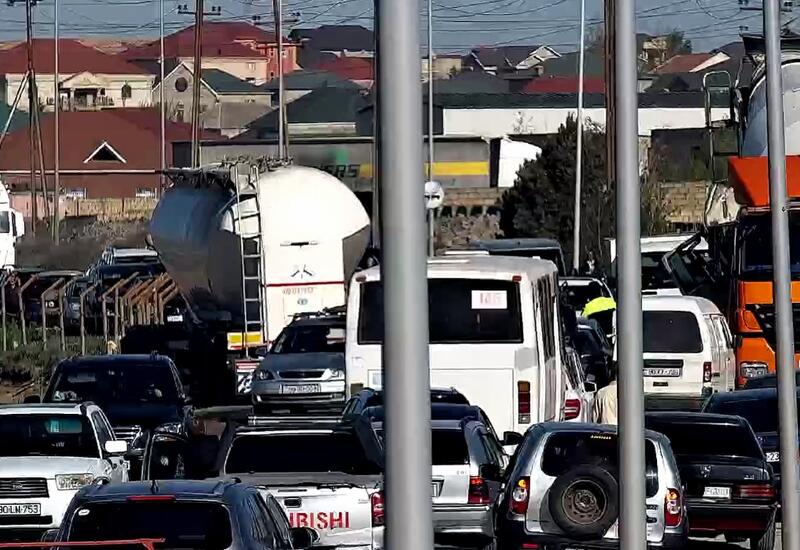 Məscidin qarşısında yük maşını aşdı, xəsarət alanlar var