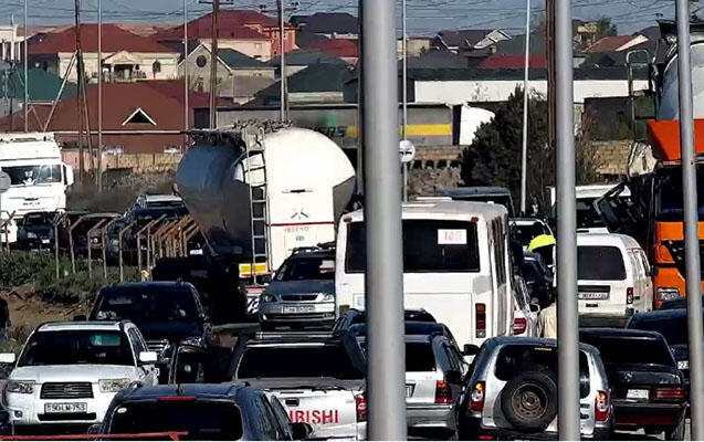Məscidin qarşısında yük maşını aşdı, xəsarət alanlar var