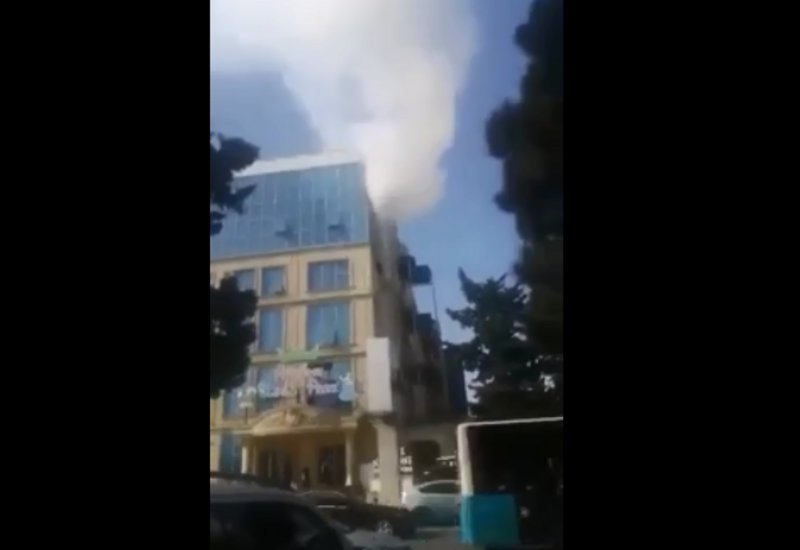Bakıda əyləncə mərkəzi yanır