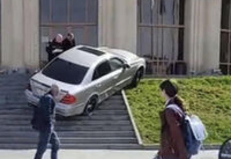 Армянин на Mercedes попытался ворваться в мэрию
