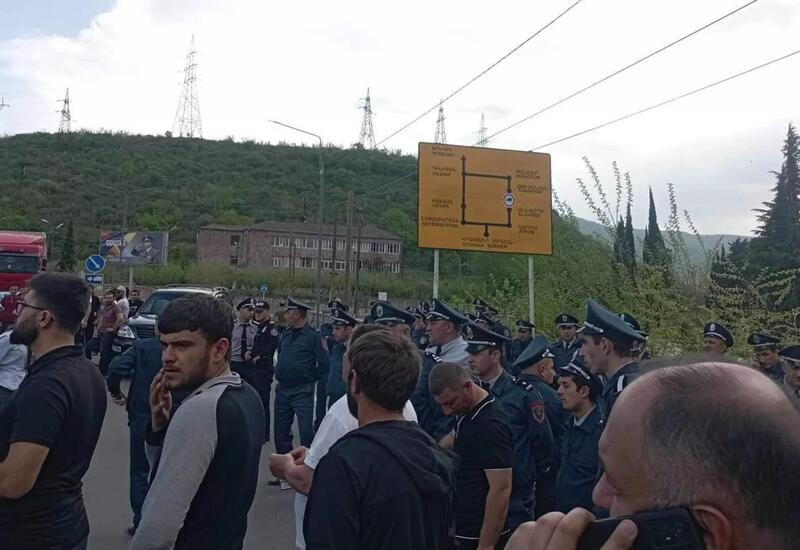 Протестующие не собираются расходиться на ночь: