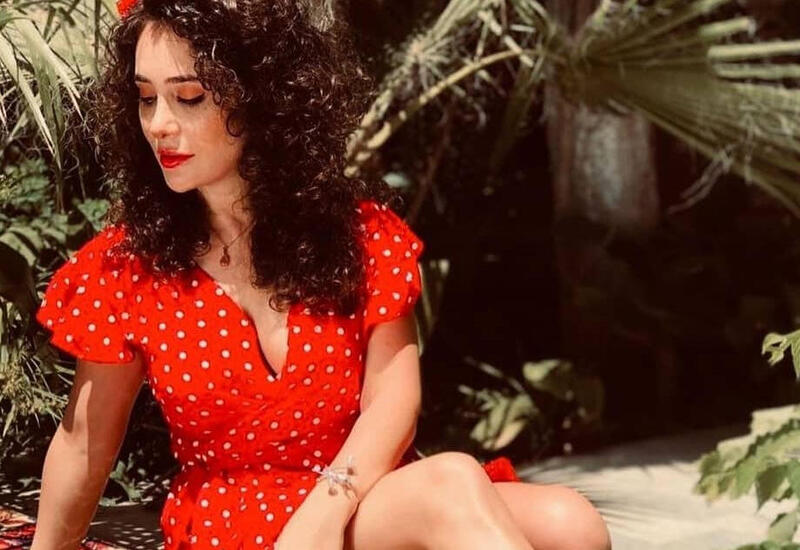 Azərbaycanlı aktrisa mini paltarda görüntülərini yaydı