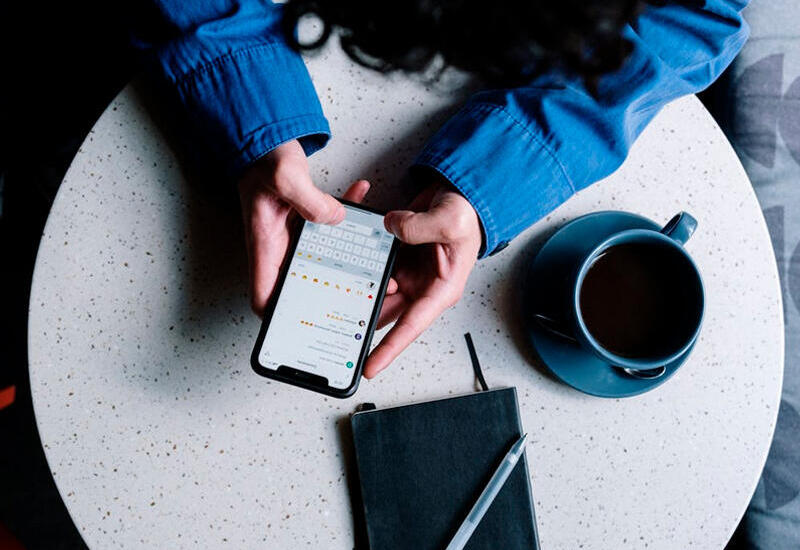 Telefonunuzu masanın üstünə ekranı aşağı qoymalısınız