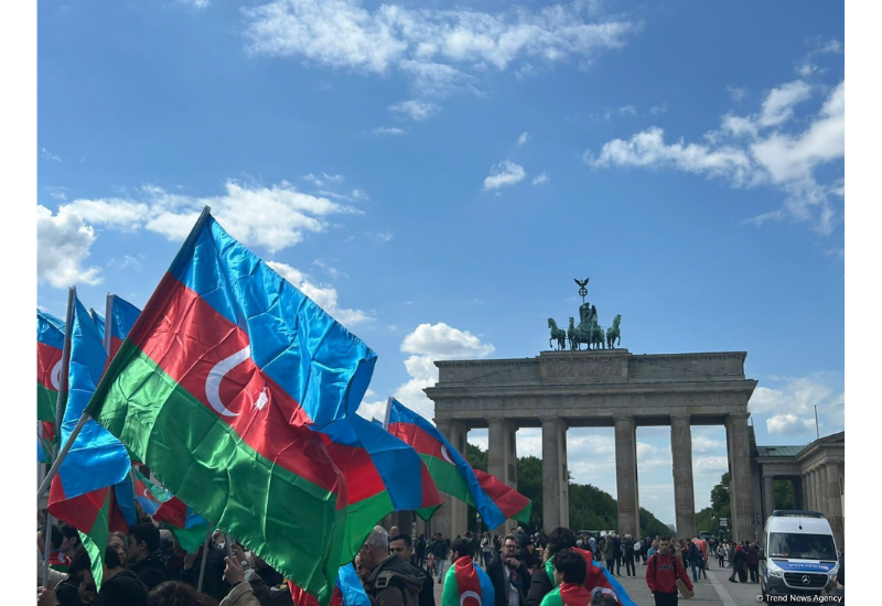 В Берлине проходит акция солидарности азербайджанцев