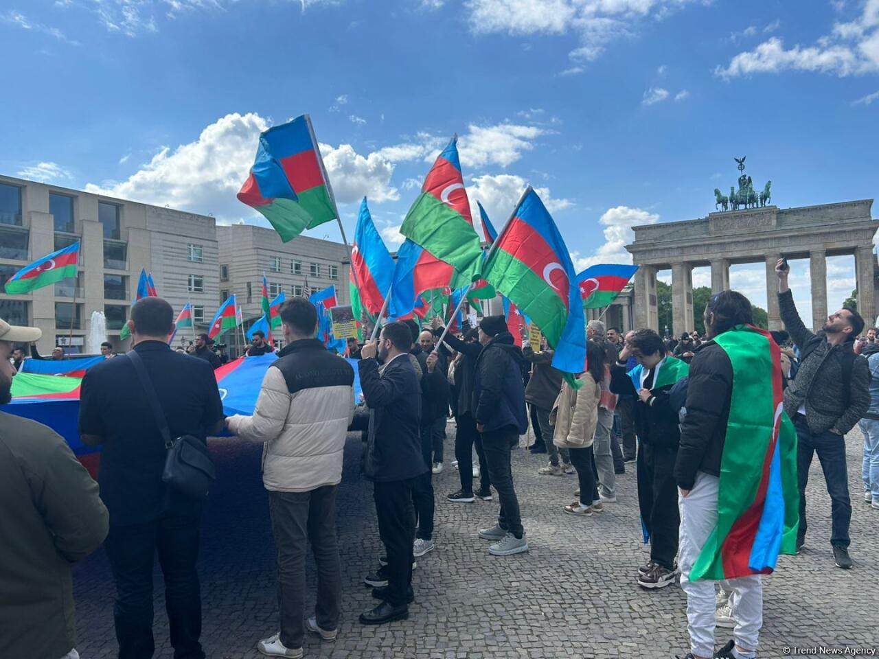 В Берлине проходит акция солидарности азербайджанцев