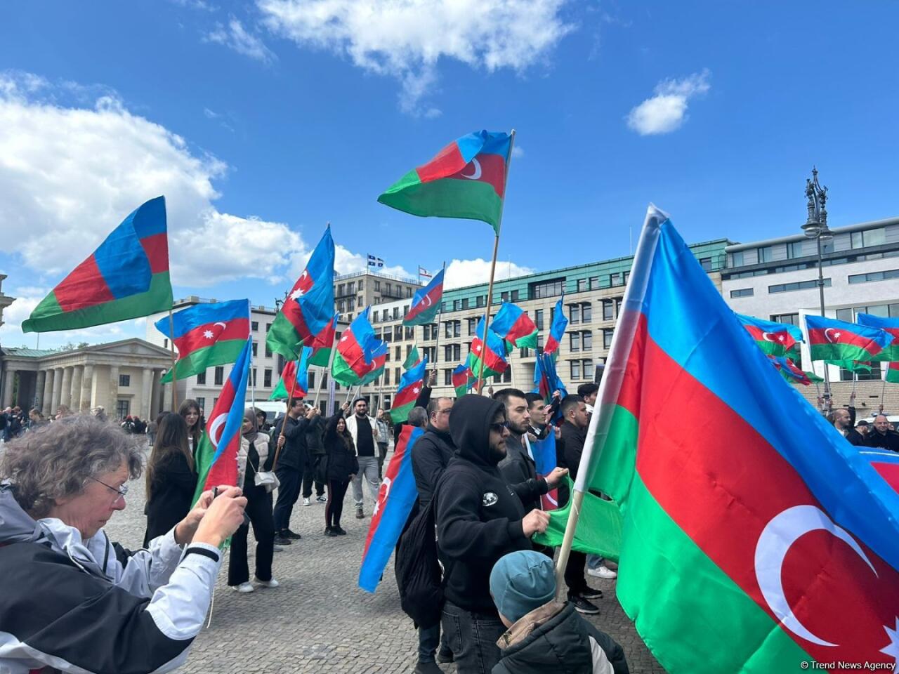 В Берлине проходит акция солидарности азербайджанцев