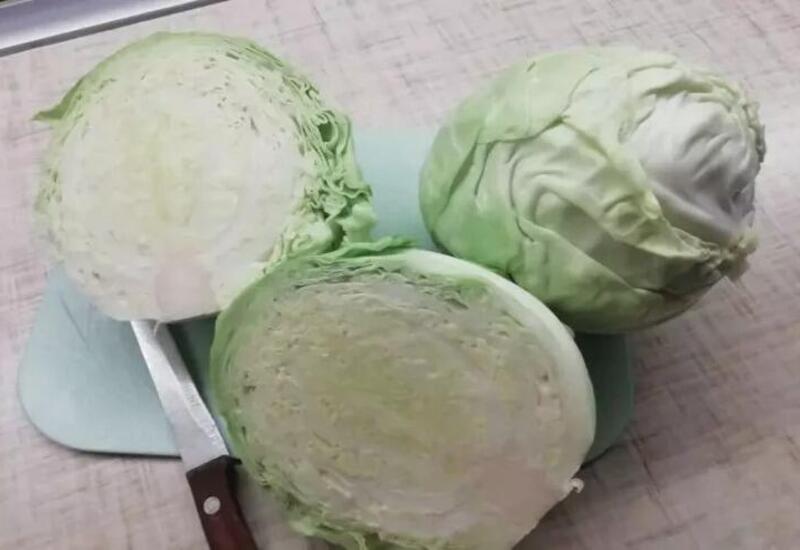 Kələmi bişirəndə yumurta və şəkər əlavə edin