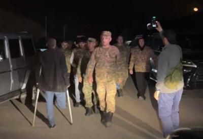 &quot;Чуть-чуть, одним глазом&quot;: как армянские военные пошли на протест и забыли, что протестуют - ФЕЛЬЕТОН от Эльчина Алыоглу