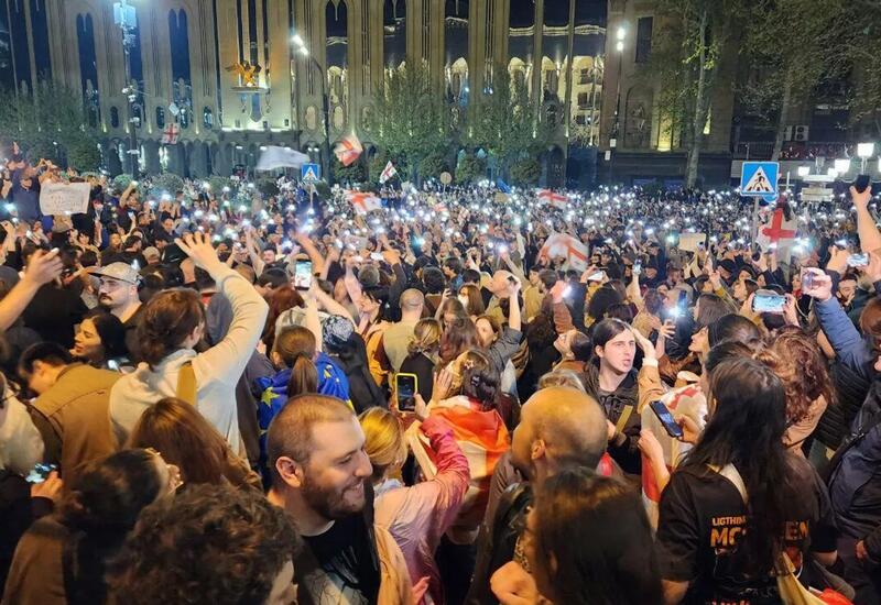 Спецназ пытается вытеснить митингующих перед парламентом Грузии