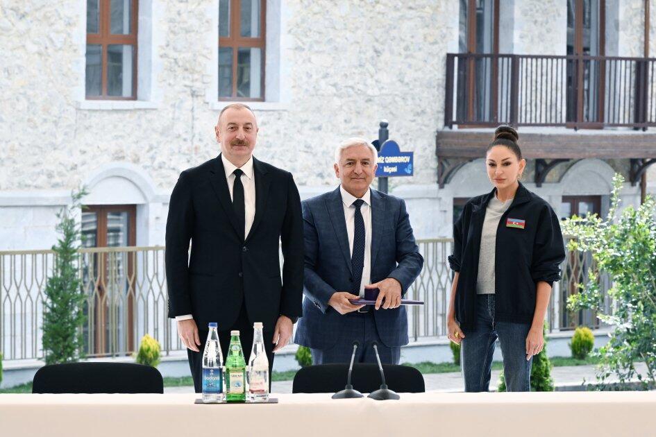 Президент Ильхам Алиев и Первая леди Мехрибан Алиева вручили ключи от квартир первым жителям, переселившимся в Шушу