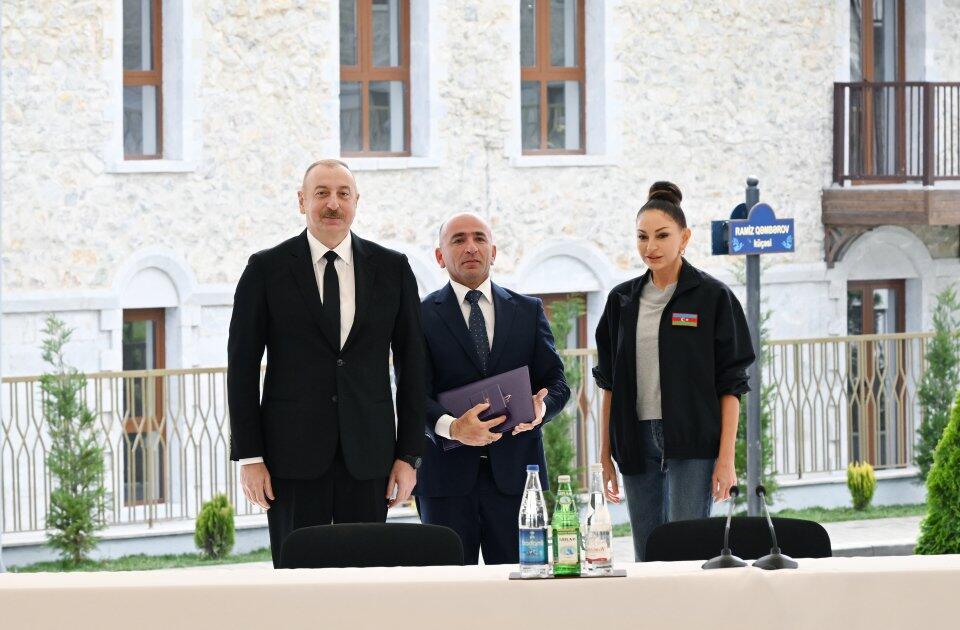 Президент Ильхам Алиев и Первая леди Мехрибан Алиева вручили ключи от квартир первым жителям, переселившимся в Шушу