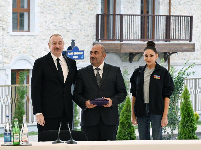 Президент Ильхам Алиев и Первая леди Мехрибан Алиева вручили ключи от квартир первым жителям, переселившимся в Шушу