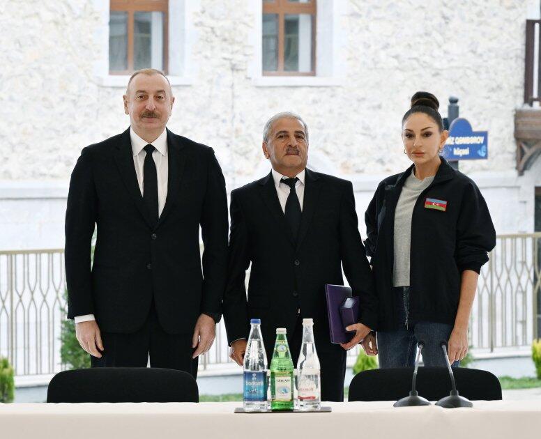 Президент Ильхам Алиев и Первая леди Мехрибан Алиева вручили ключи от квартир первым жителям, переселившимся в Шушу