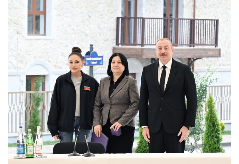 Президент Ильхам Алиев и Первая леди Мехрибан Алиева вручили ключи от квартир первым жителям, переселившимся в Шушу