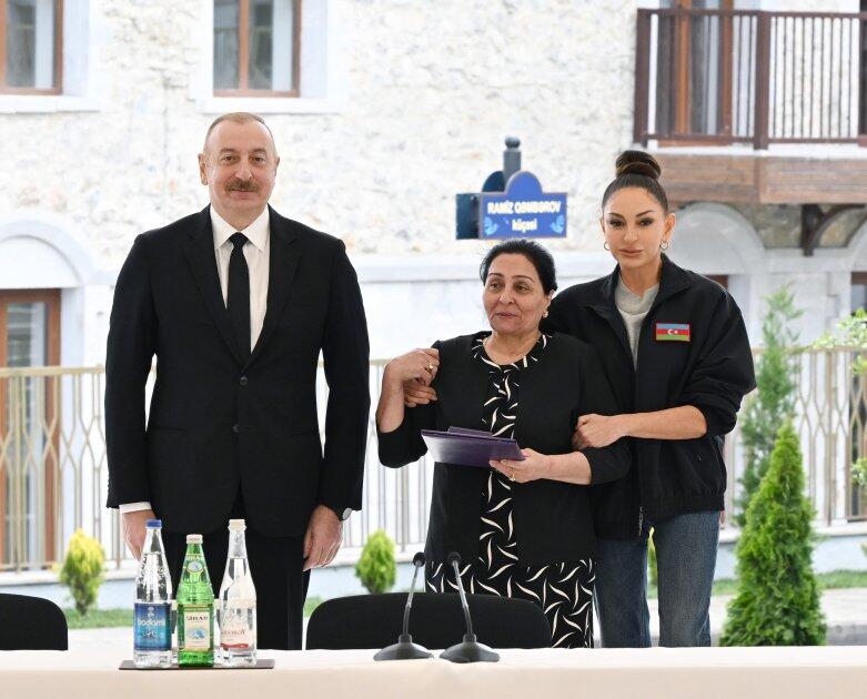 Президент Ильхам Алиев и Первая леди Мехрибан Алиева вручили ключи от квартир первым жителям, переселившимся в Шушу