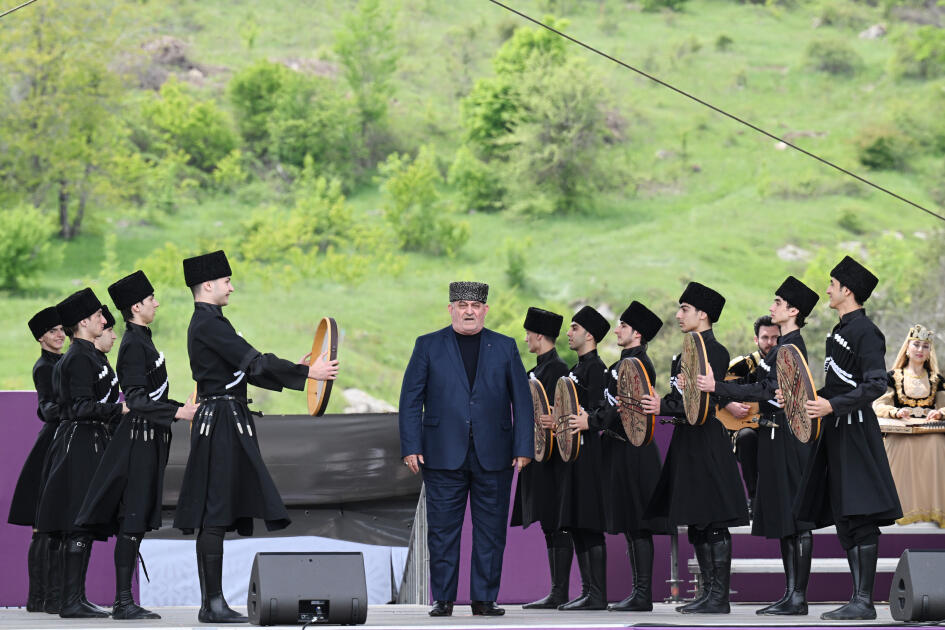 Президент Ильхам Алиев и Первая леди Мехрибан Алиева приняли участие в открытии VII Международного музыкального фестиваля "Харыбюльбюль" в Шуше