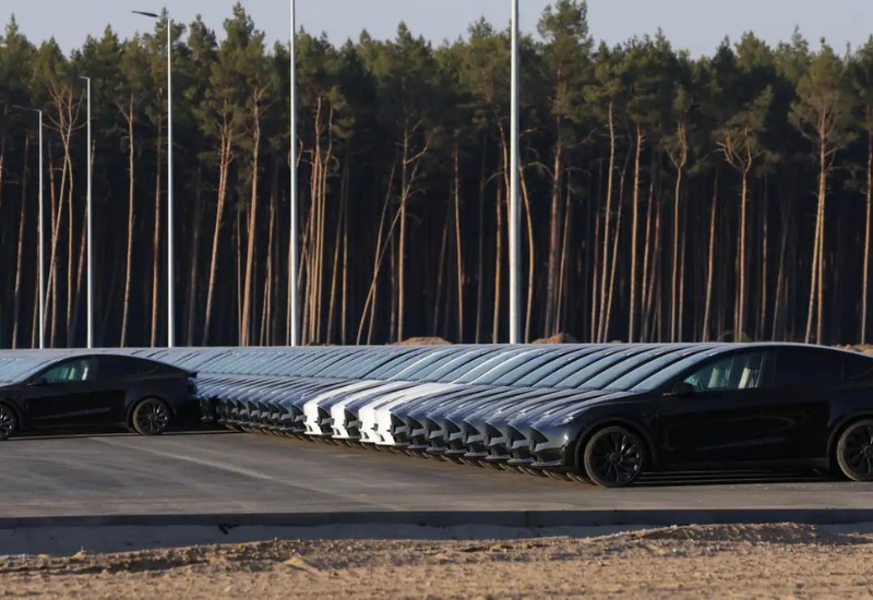 Автомобили Tesla оккупировали парковки и аэропорты