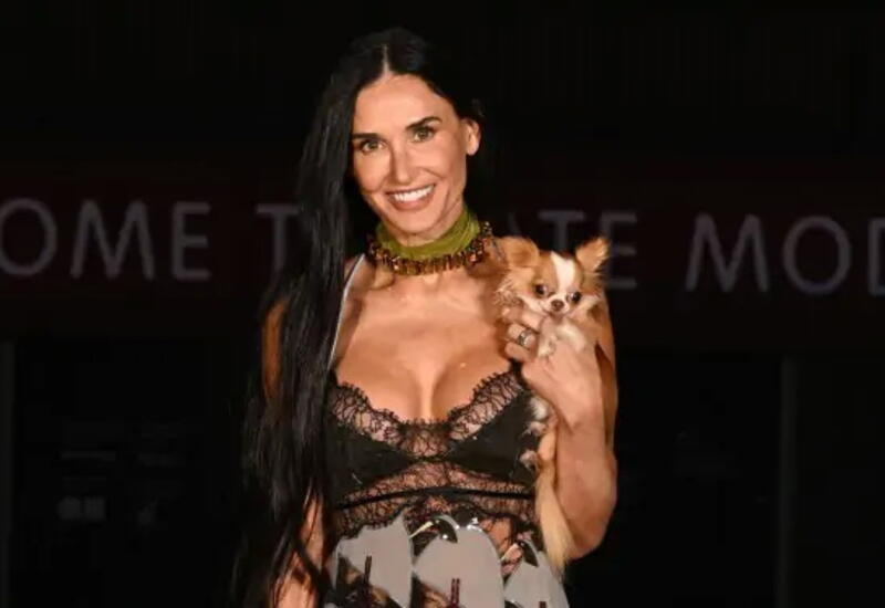 Деми Мур продемонстрировала стильный наряд на показе Gucci