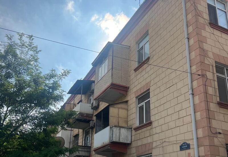 Bakıda binadan kişi yıxılıb öldü