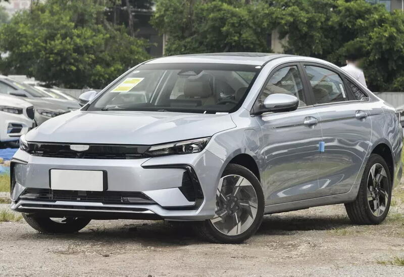 Гибридный седан Geely Emgrand обновился и подешевел на треть