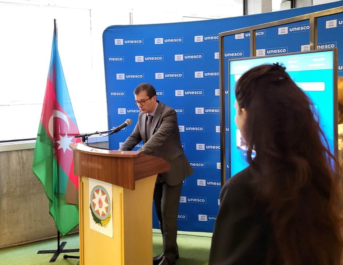 Великолепие азербайджанского кялагаи представлено в Париже