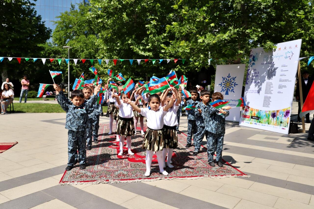 В Баку под открытым небом прошел международный фестиваль "Мой Азербайджан"