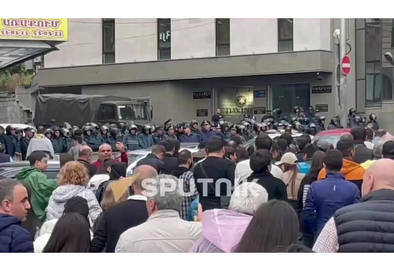 Армяне пришли протестовать к пустой резиденции Пашиняна