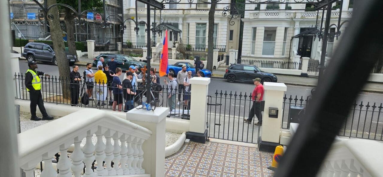 Провокация исламофобов и расистов перед посольством Азербайджана в Лондоне