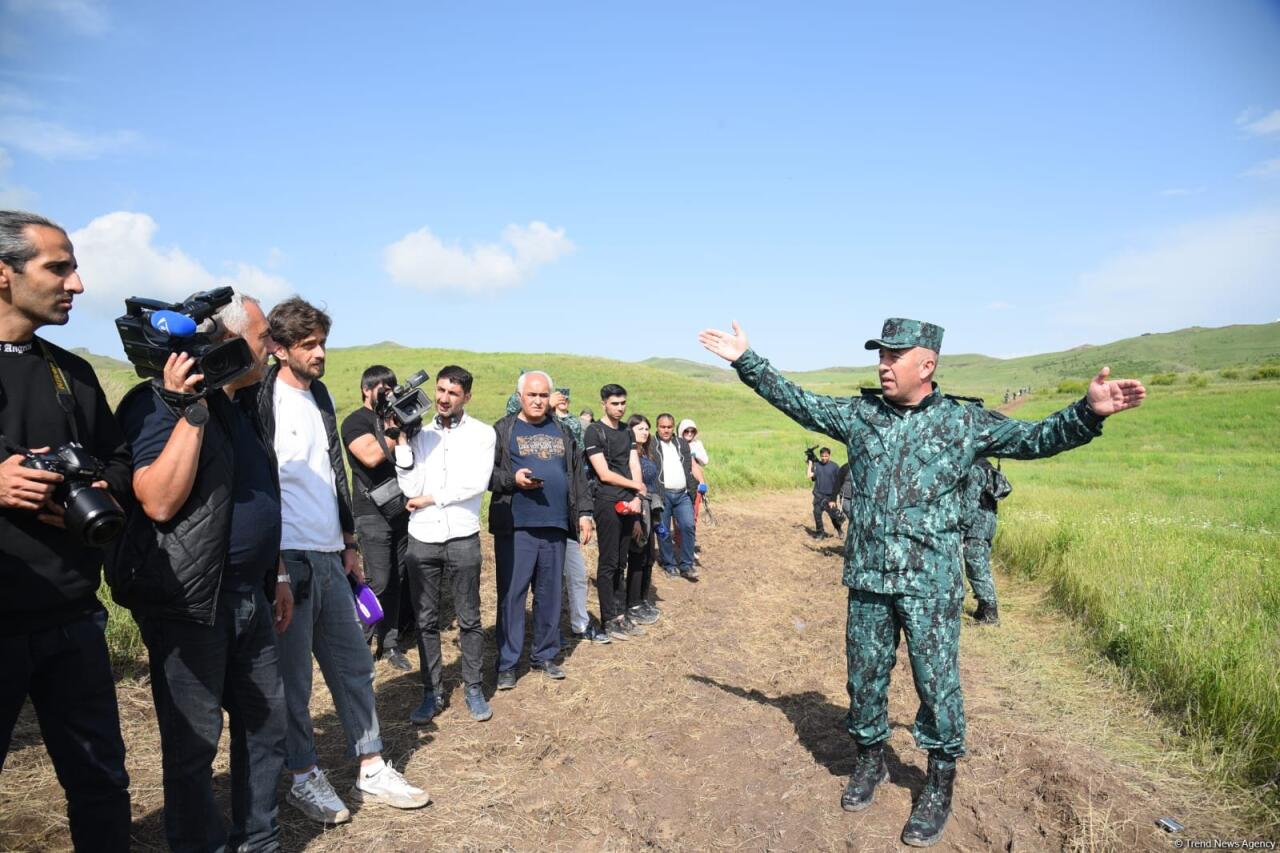 В освобожденном от оккупации селе Газахского района проводятся работы по разминированию