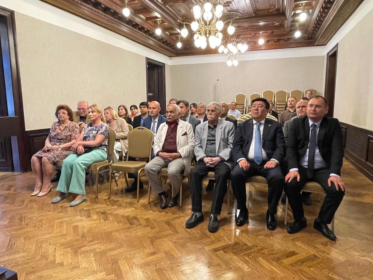 В Будапеште открылась выставка народного художника Азербайджана Арифа Гусейнова