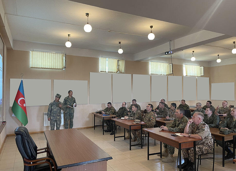 Ознакомительная поездка военных атташе в Н-скую воинскую часть минобороны Азербайджана