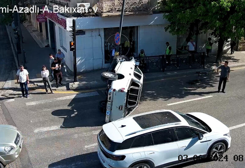 В Баку опрокинулся автомобиль