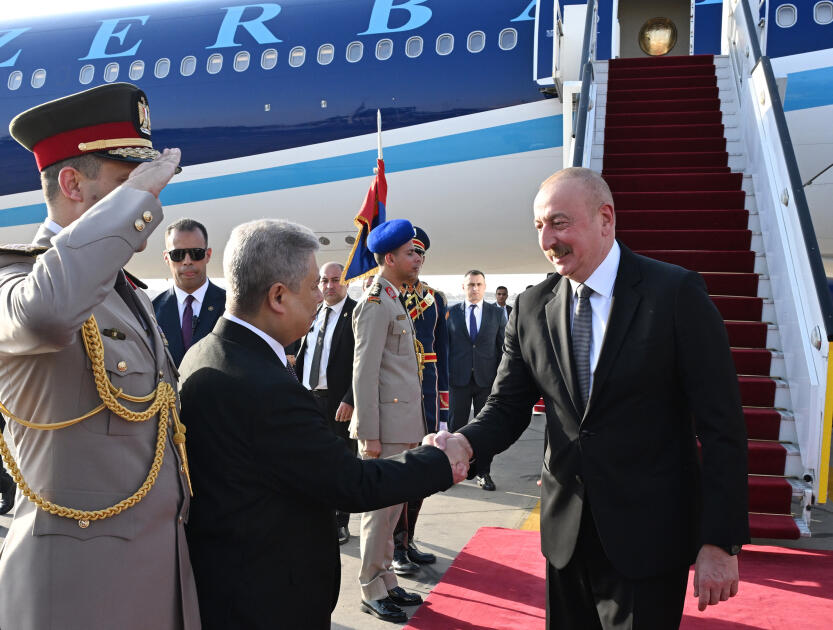 Президент Ильхам Алиев прибыл с официальным визитом в Египет