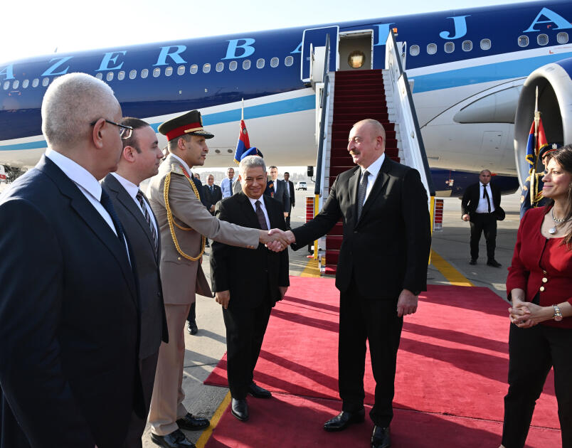 Президент Ильхам Алиев прибыл с официальным визитом в Египет