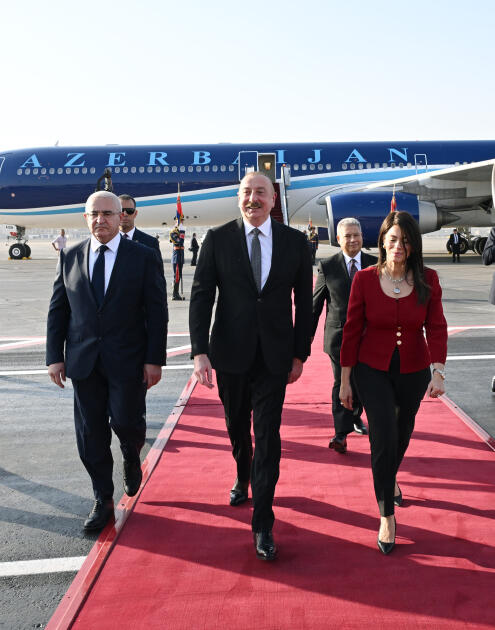 Президент Ильхам Алиев прибыл с официальным визитом в Египет