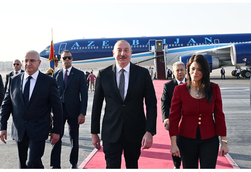 Президент Ильхам Алиев прибыл с официальным визитом в Египет