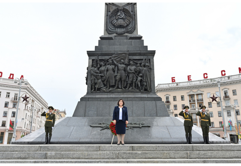 Sahibə Qafarova Minsk şəhərində Zəfər abidəsini ziyarət edib