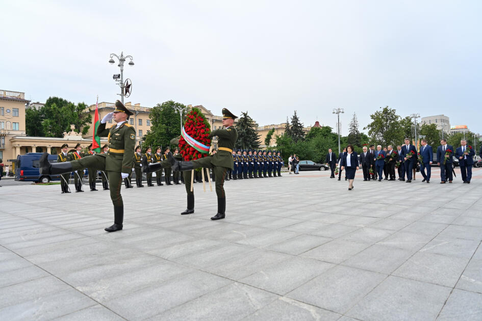 Sahibə Qafarova Minsk şəhərində Zəfər abidəsini ziyarət edib