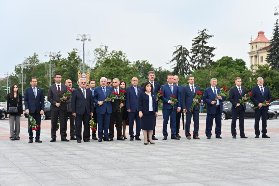 Sahibə Qafarova Minsk şəhərində Zəfər abidəsini ziyarət edib