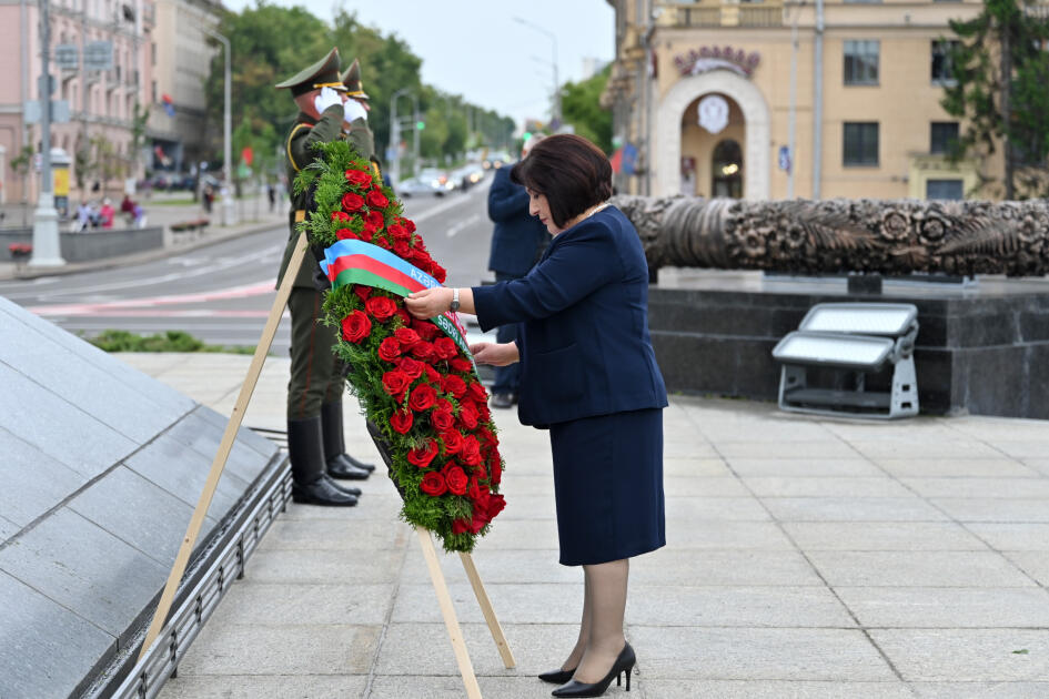 Sahibə Qafarova Minsk şəhərində Zəfər abidəsini ziyarət edib