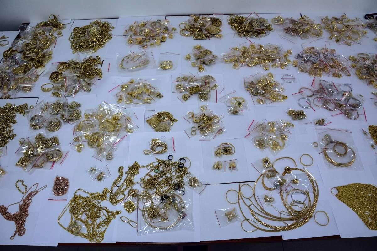 18 kiloqramdan artıq qızıl-zinət əşyalarının qanunsuz yolla keçirilməsinin qarşısı alındı