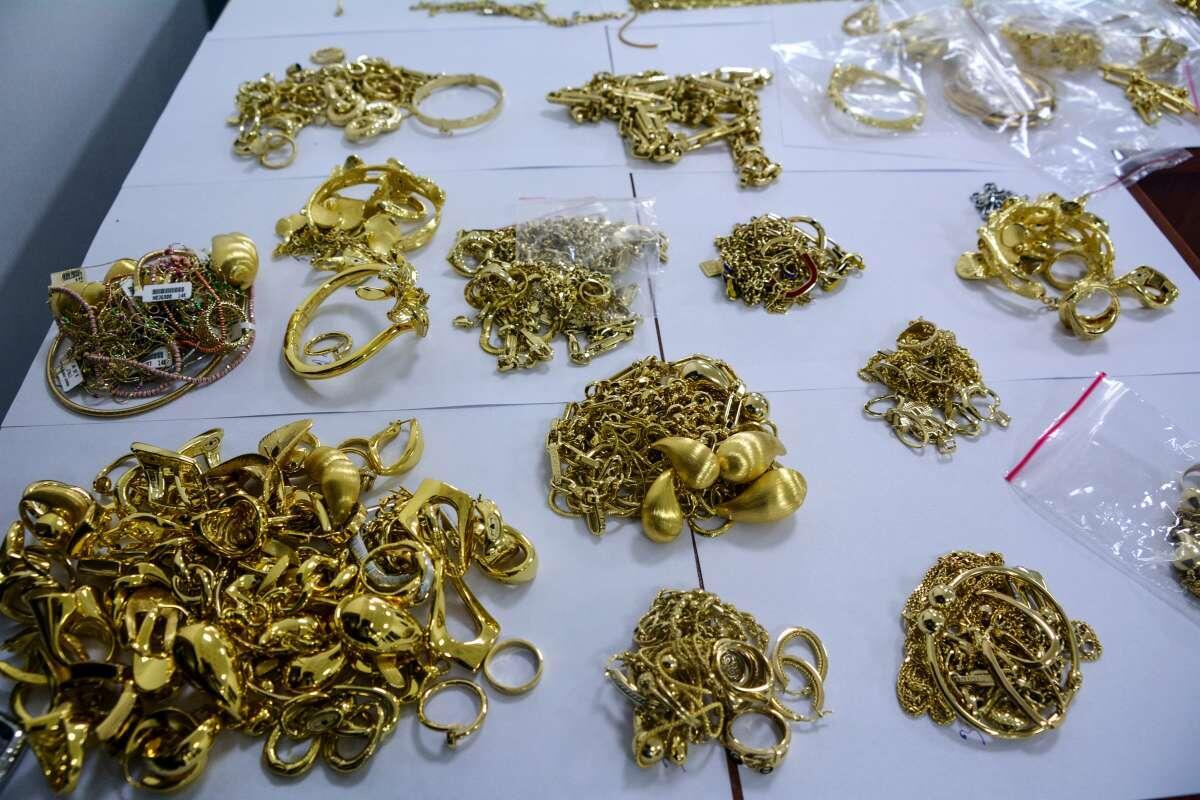18 kiloqramdan artıq qızıl-zinət əşyalarının qanunsuz yolla keçirilməsinin qarşısı alındı