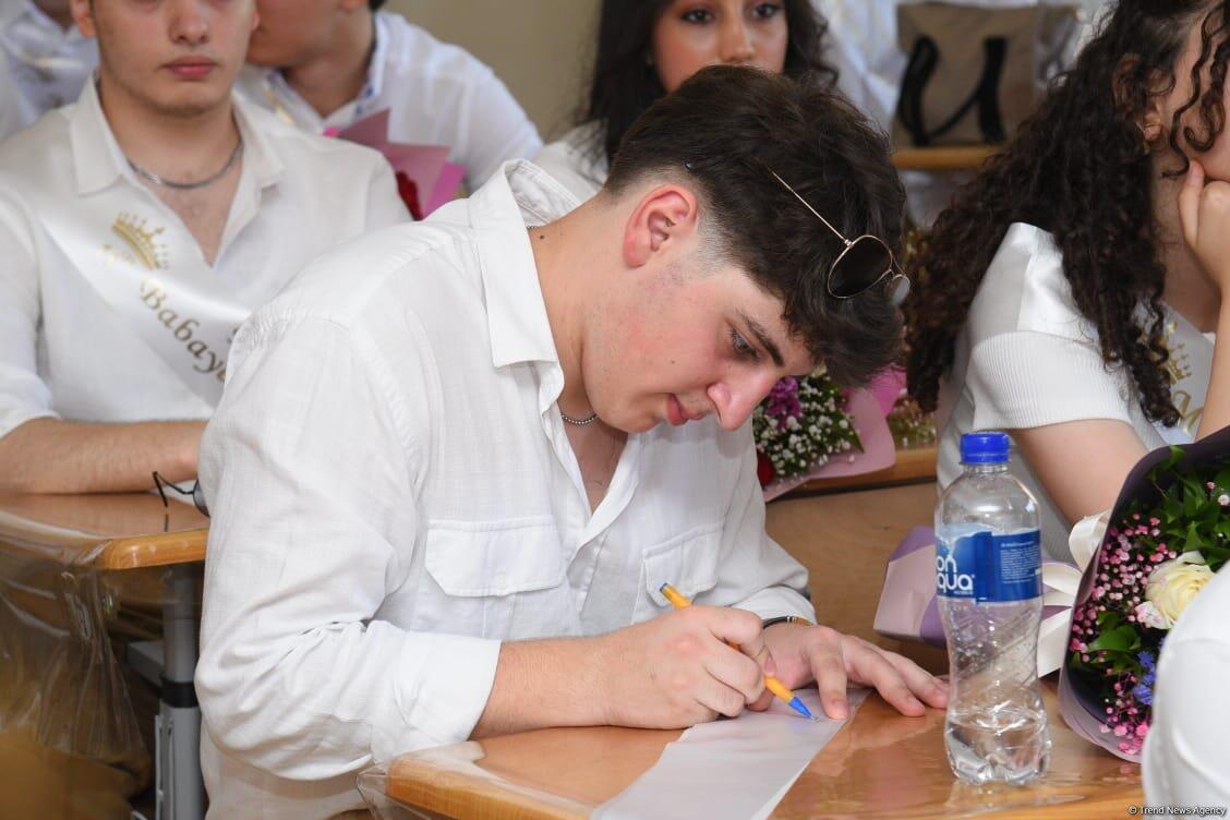 В школах Азербайджана прозвучал "Последний звонок"