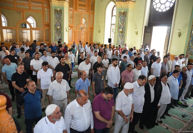 Праздничный намаз по случаю Гурбан байрамы в мечети «Тезе пир»