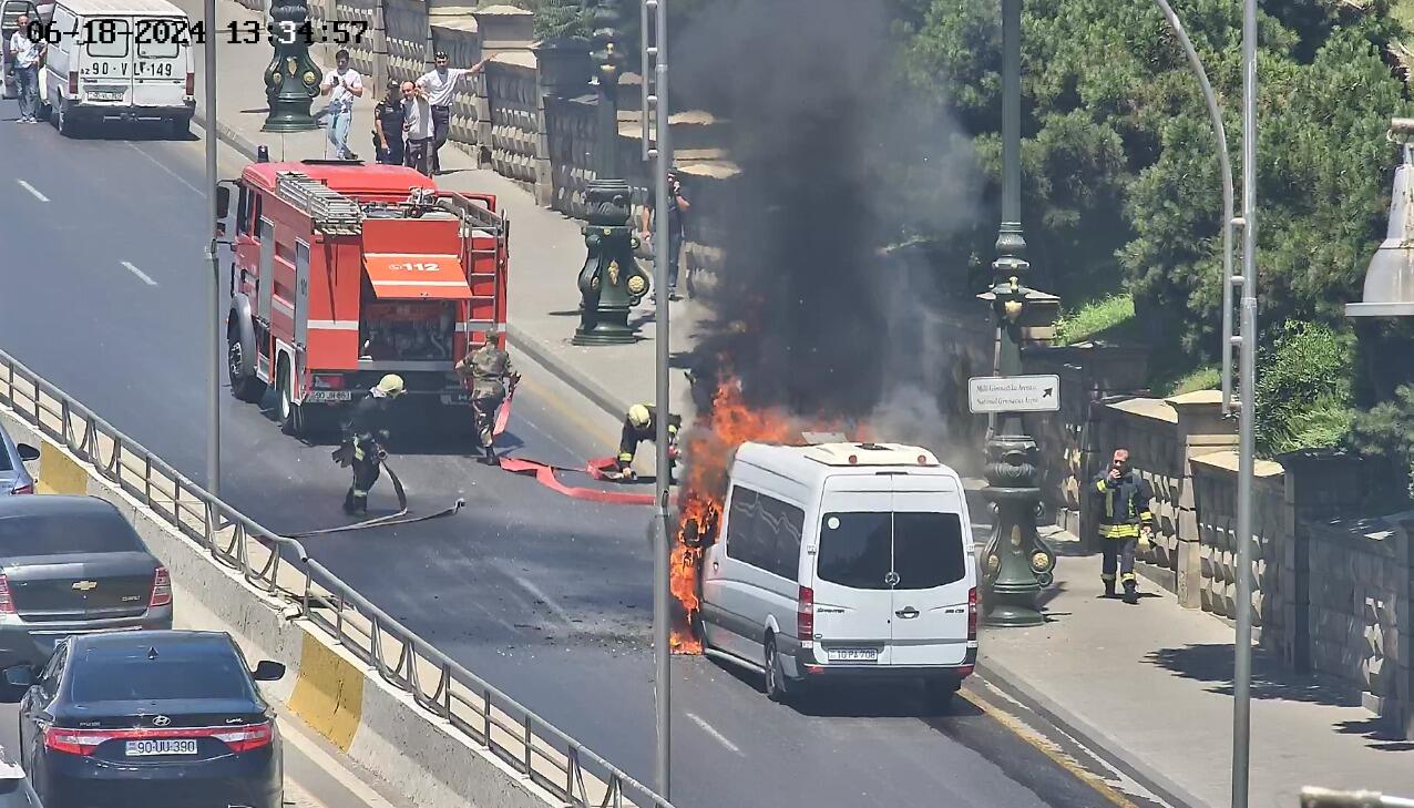 Bakıda mikroavtobus yandı,